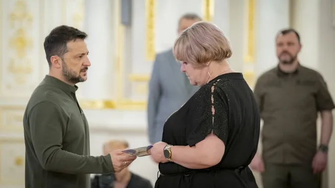 Матері загиблого Героя з Волині президент вручив сертифікат на квартиру