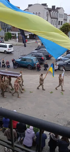 Труну на руках несли через рідне місто: на Волині ховають ще одного захисника (фото, відео)