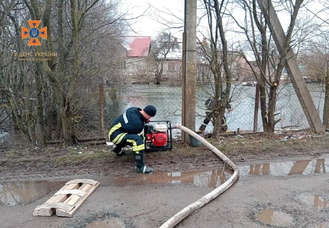 Весняне підтоплення: з городів волинян відкачали понад 1,5 тисячі тонн води (фото, відео)