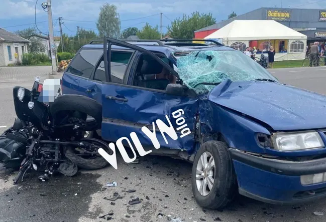 У Згоранах авто зіткнулося з мотоциклом: у водія двоколісного – численні переломи та травма голови (фото) (оновлено)