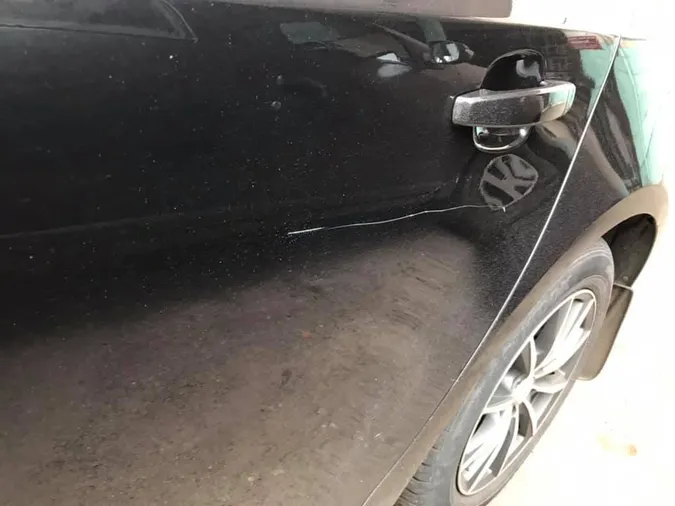 Вандали пошкодили автомобіль лучанина, поки він відійшов на 10 хвилин