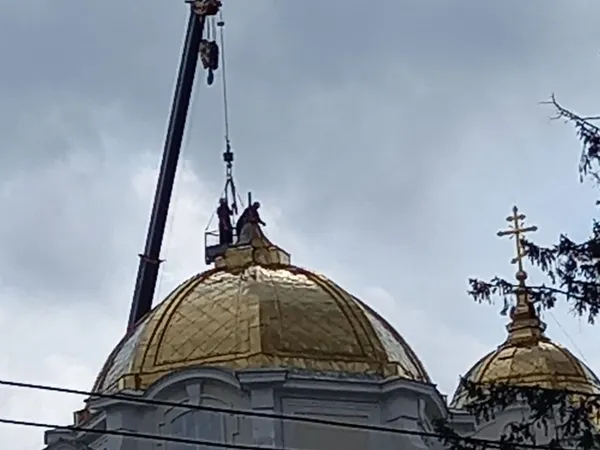 На соборі в центрі Луцька зняли хрест: що відбувається (фото, відео)