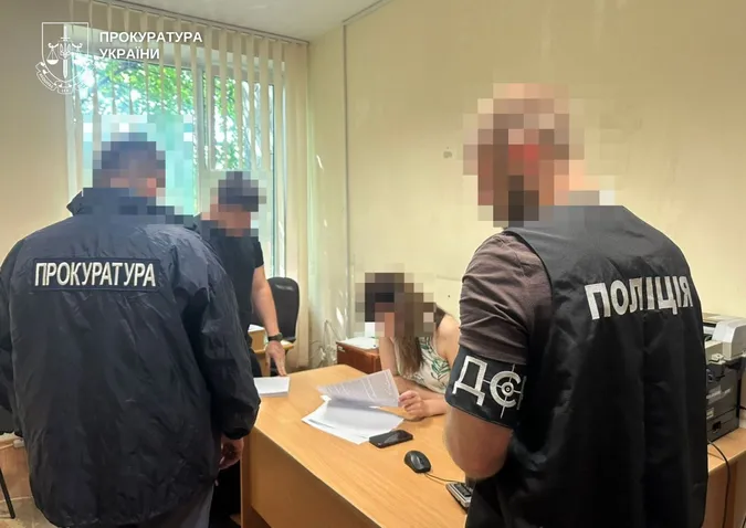 На Волині екскерівницю Служби місцевих автодоріг підозрюють у розтраті понад 2 млн грн