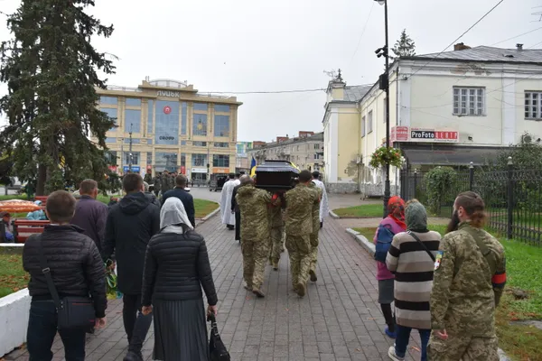 У Луцьку попрощалися із загиблим Героєм Андрієм Савчуком (фото)