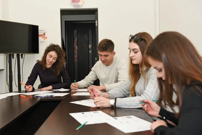 У «Промені» відкривається незвичний сімейний клуб англійської мови (фото)*