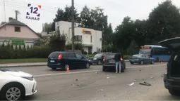 З авто вибіг чоловік і втік: у Луцьку на Відродження сталася аварія (фото)