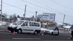 Під Луцьком бус на швидкості влетів у навчальне авто (фото)