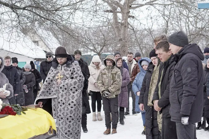 Поховали біля мами: Володимирська громада провела в останню дорогу молодого воїна Артура Шевчука