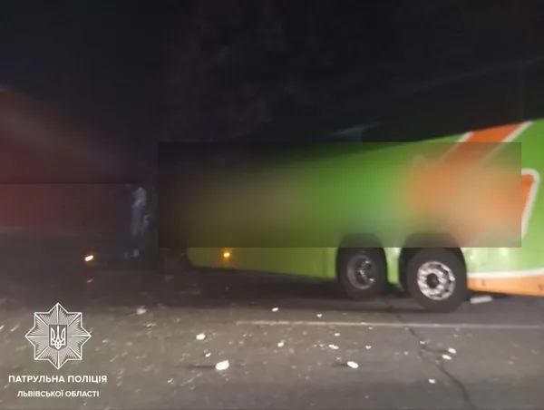Під Львовом зіткнулися автобус, вантажівка та легковики – є загиблі (фото)