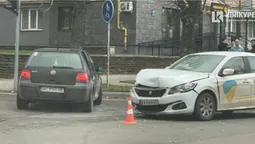 У Луцьку на Відродження – аварія за участю таксі Uklon (фото)