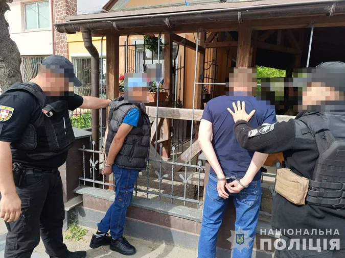 На Волині 17-річна дівчина з двома спільниками пограбували чоловіка (фото)
