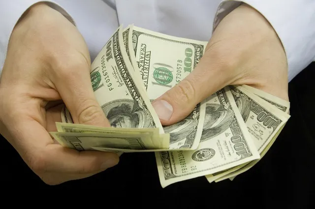 Українцям обіцяють 620 доларів зарплати до 2021 року