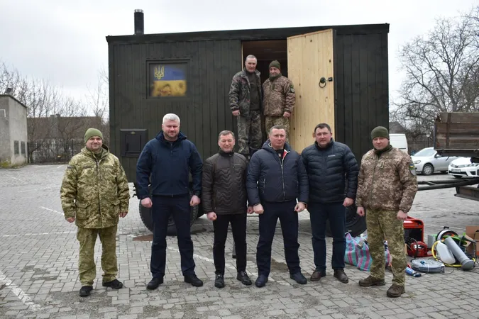 Для волинян, які воюють на Сході, з причепа зробили баню на колесах (фото)