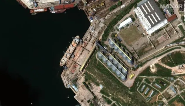 Росія вантажить українське зерно на кораблі в Криму (фото)