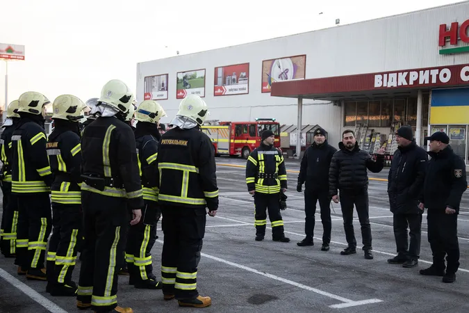 Пожежні машини і «швидка»: що сталося в «Новій Лінії» у Луцьку (фото)