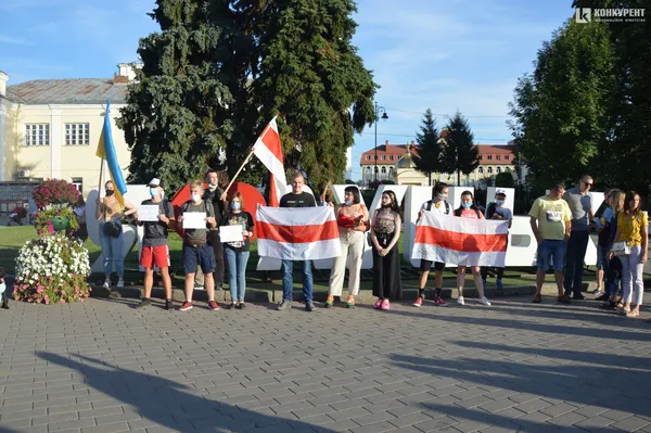 «Жыве Беларусь»: лучани вийшли на Театральний майдан, аби підтримати сусідній народ (відео)