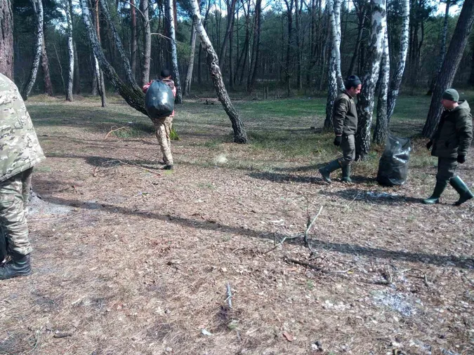 Сотня чорних пакетів: на Шацьких озерах влаштували велике прибирання (фото)