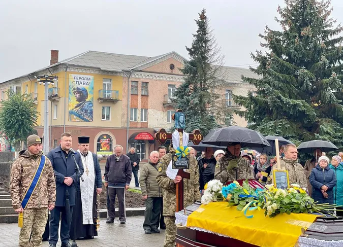 Тіло шукали два роки: Нововолинська громада попрощалася з воїном Костянтином Мрочком (фото)