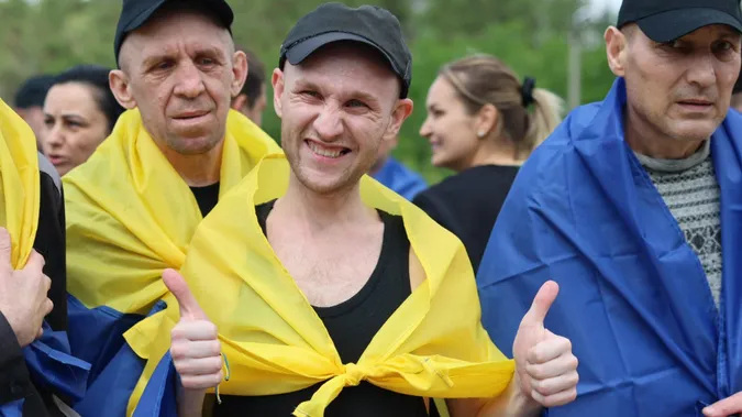 До сліз: з російського полону повернули групу важкопоранених і тяжкохворих Захисників