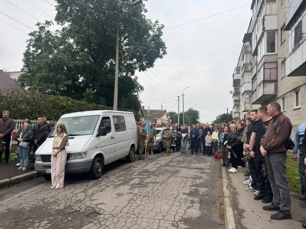 Навіки 22: на Волині в останню дорогу провели Героя Романа Григор'єва (фото)