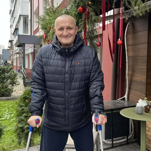 Боєць із Луцька, якому амутували обидві ноги, вчиться ходити заново і збирає донати (відео)