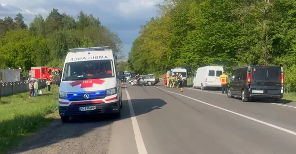 Під Луцьком – жахлива ДТП: легковик із дітьми влетів у маршрутку (фото)