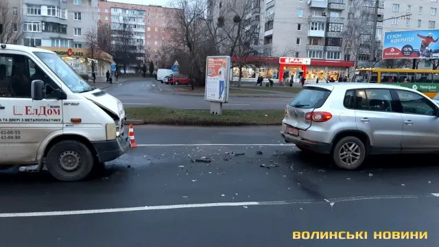У Луцьку перед переходом зіткнулися три авто (фото)
