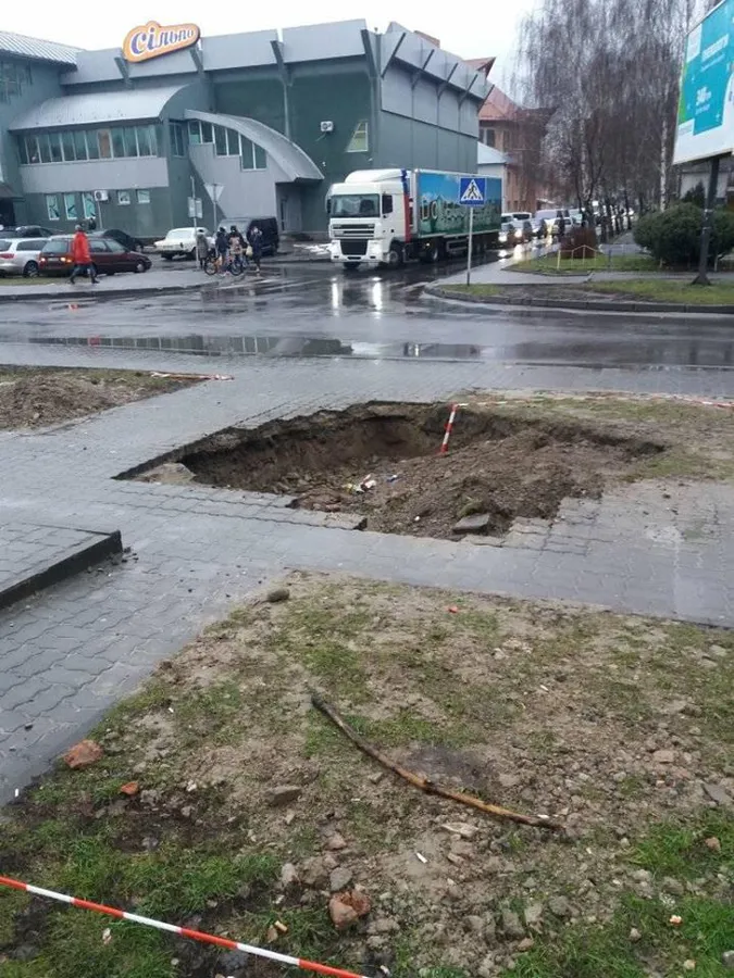 Лучани скаржаться на страшну яму посеред тротуару