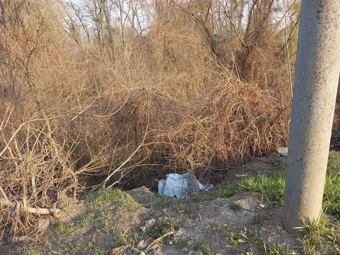На Набережній, куди везли сніг з усього Луцька, пошкодився тротуар (фото)