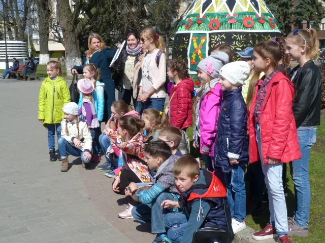 Зі смайликів, дерева та CD-дисків: у центрі Луцька – виставка писанок (Фото)