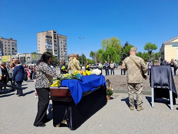 На похорон приїхав «англійський брат»: у Ковелі попрощалися з воїном Володимиром Карпуком (фото)