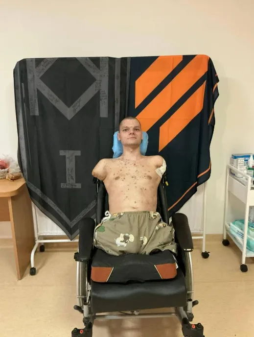 Не міг її тримати в руці: у ПриватБанку не видали картку ветерану з ампутацією всіх кінцівок (фото)