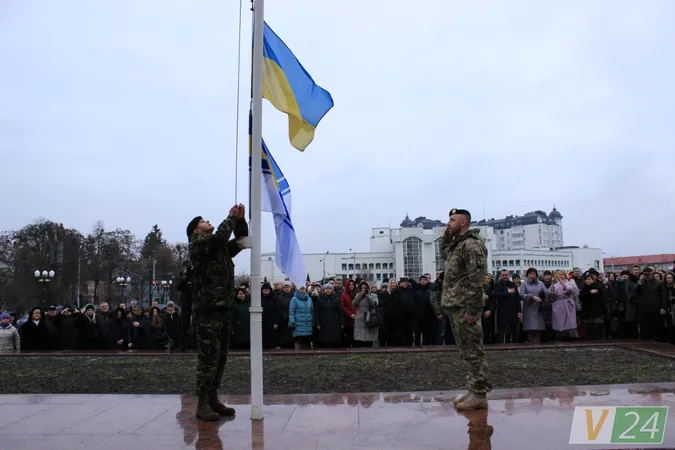 Луцьк: підняли прапор на підтримку військовополонених (фото)