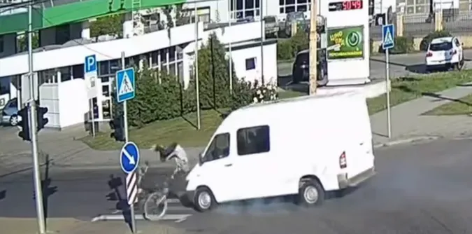 Підкинуло у повітря: у Луцьку на перехресті бус збив велосипедиста (відео)