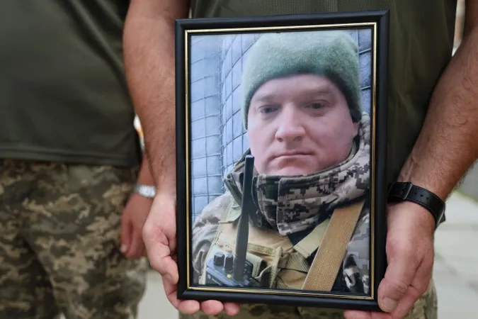 Весільний коровай на труні та згорьована родина: у Луцьку попрощалися з воїном Дмитром Павловичем (фото)