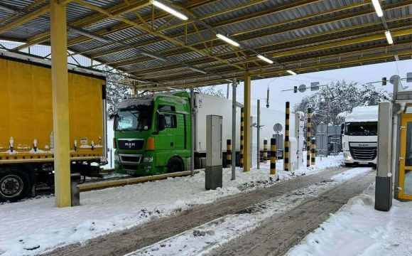 На кордоні з Польщею призупинили оформлення водіїв вантажівок та автобусів