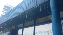 У Луцьку муніципали змусили підприємців розчистити вулиці і збити бурульки 