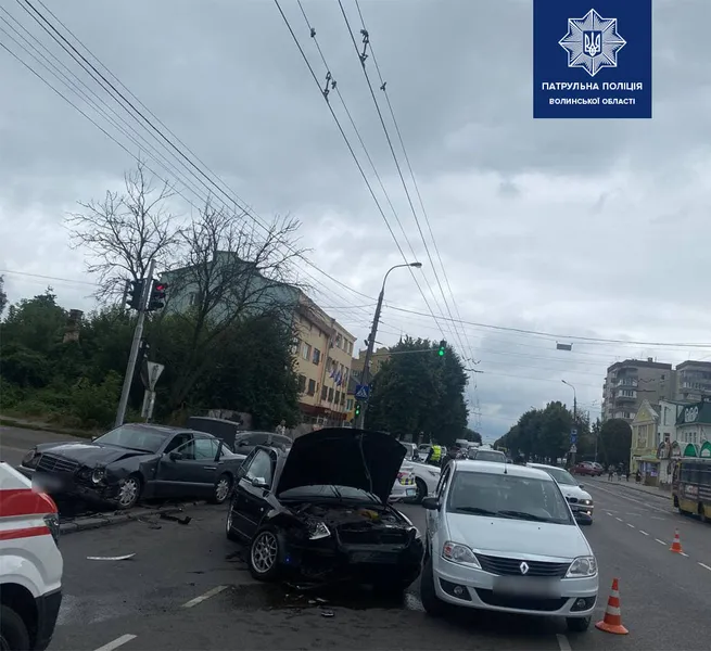 Розповіли подробиці подвійної ДТП у Луцьку (фото, відео)