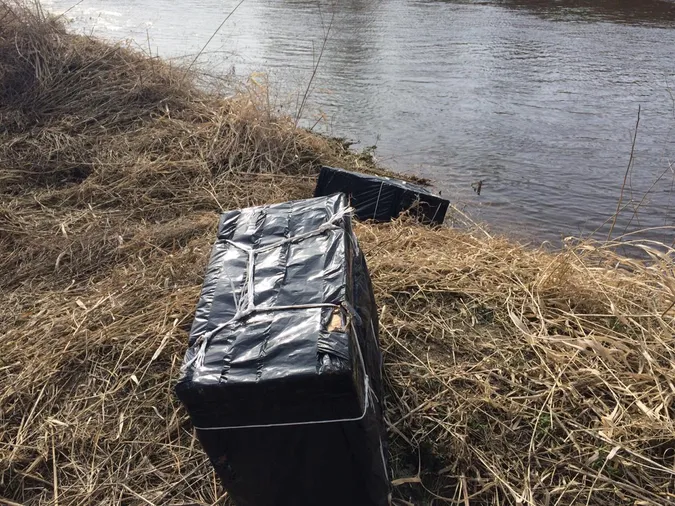 На гумовому човні через Західний Буг намагалися перевезти 24 ящиків курива (фото)