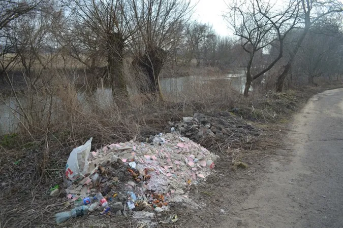 У «Старому місті» берег річки Стир забруднений сміттям (фото)