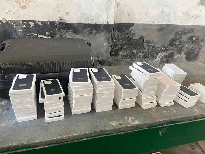 В Україну контрабандою везли новенькі iPhone-13 (фото)