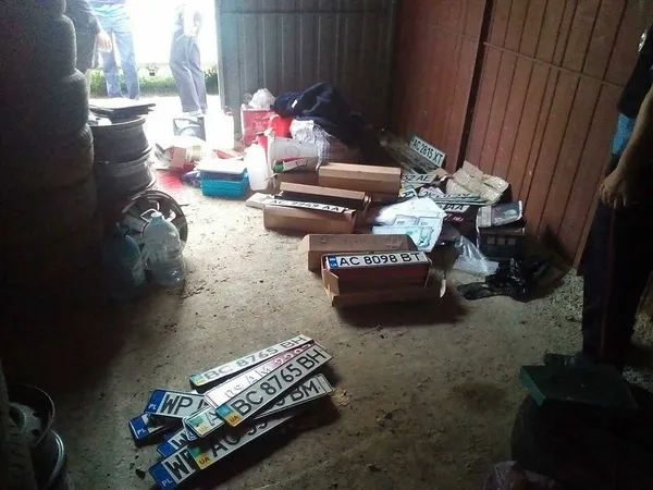 У Луцьку в гаражі знайшли понад тисячу номерів для автомобілів (фото)