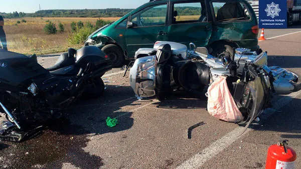 Смертельна аварія на Волині: два мотоциклісти в'їхали в авто (фото)