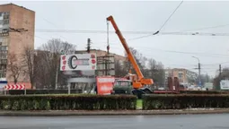 У Луцьку на кільці демонтували великогабаритний білборд (фото)