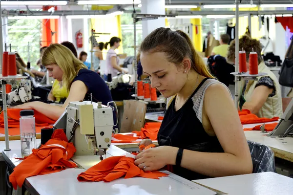 Як у Луцьку шиють оригінальний одяг River Island (фото)