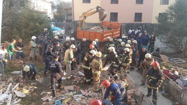 Не вибух газу: вночі у Дрогобичі обвалився під'їзд будинку (фото, відео)