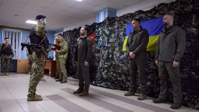 Зеленський відвідав передові позиції на сході країни та вручив військовим державні нагороди (відео)
