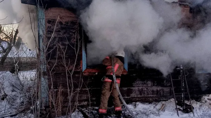 Витягли через вікно: на Волині сусіди врятували чоловіка з масштабної пожежі