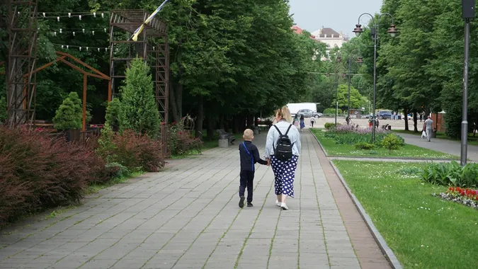 Заквітчаний луцький парк перед грозою (фото)