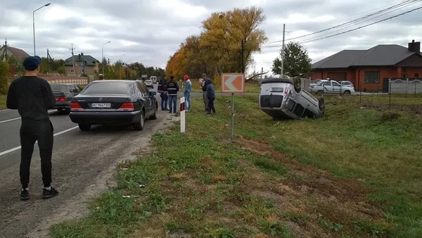 Аварія під Луцьком: авто злетіло у кювет і перекинулося на дах (фото)